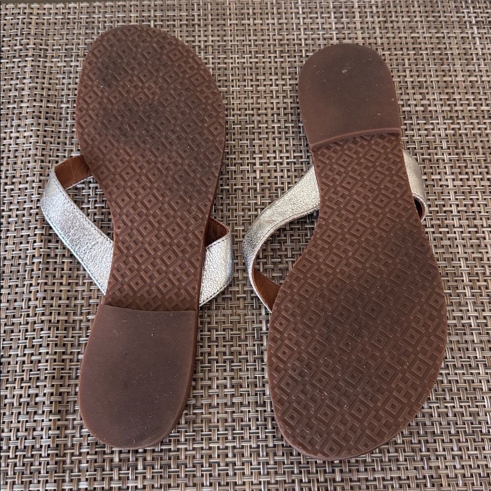 Tory Burch Thora Reverse Metallic Rosa Logo Flip Flops Sandals Silver Gold - 9 - Picture 3 of 10